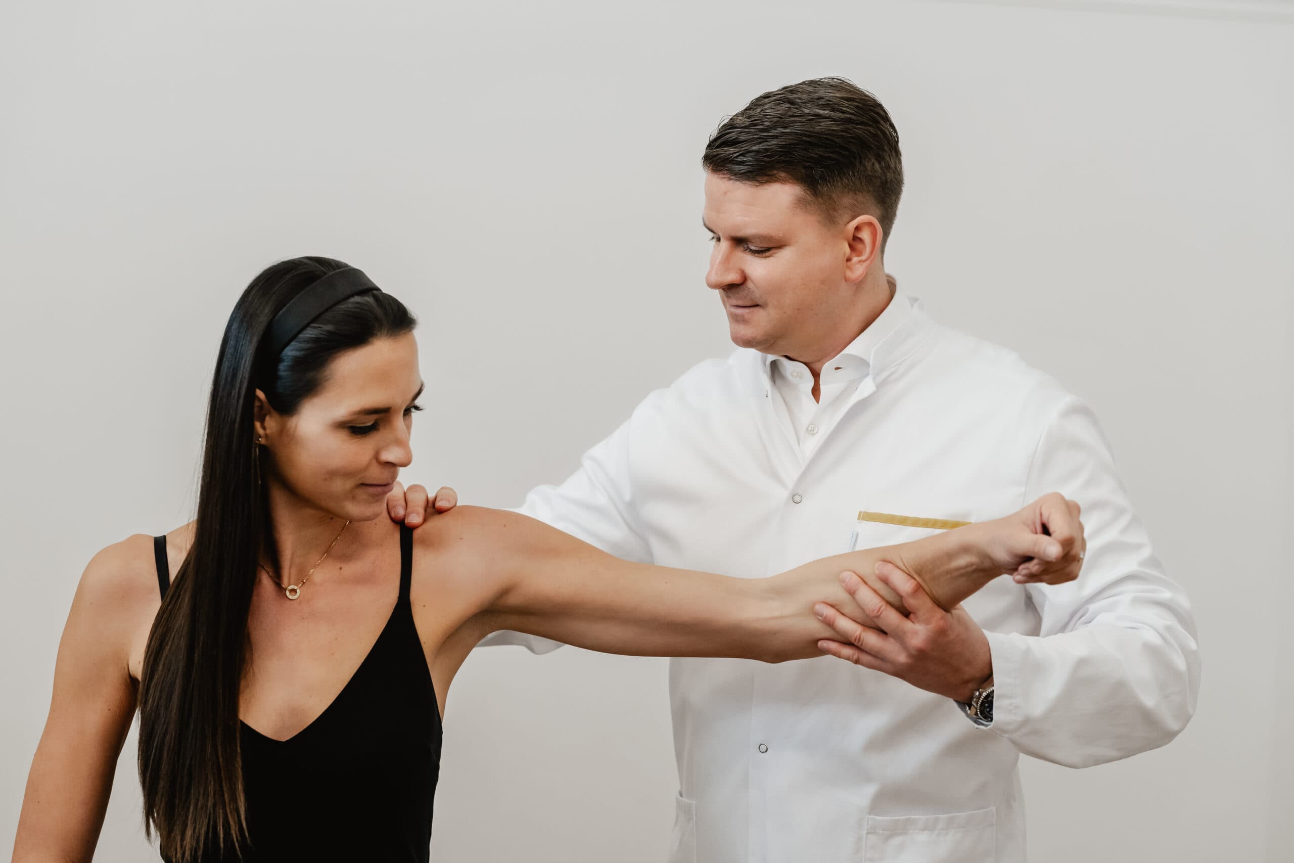Dr. Otrel bei der Behandlung eines Patienten