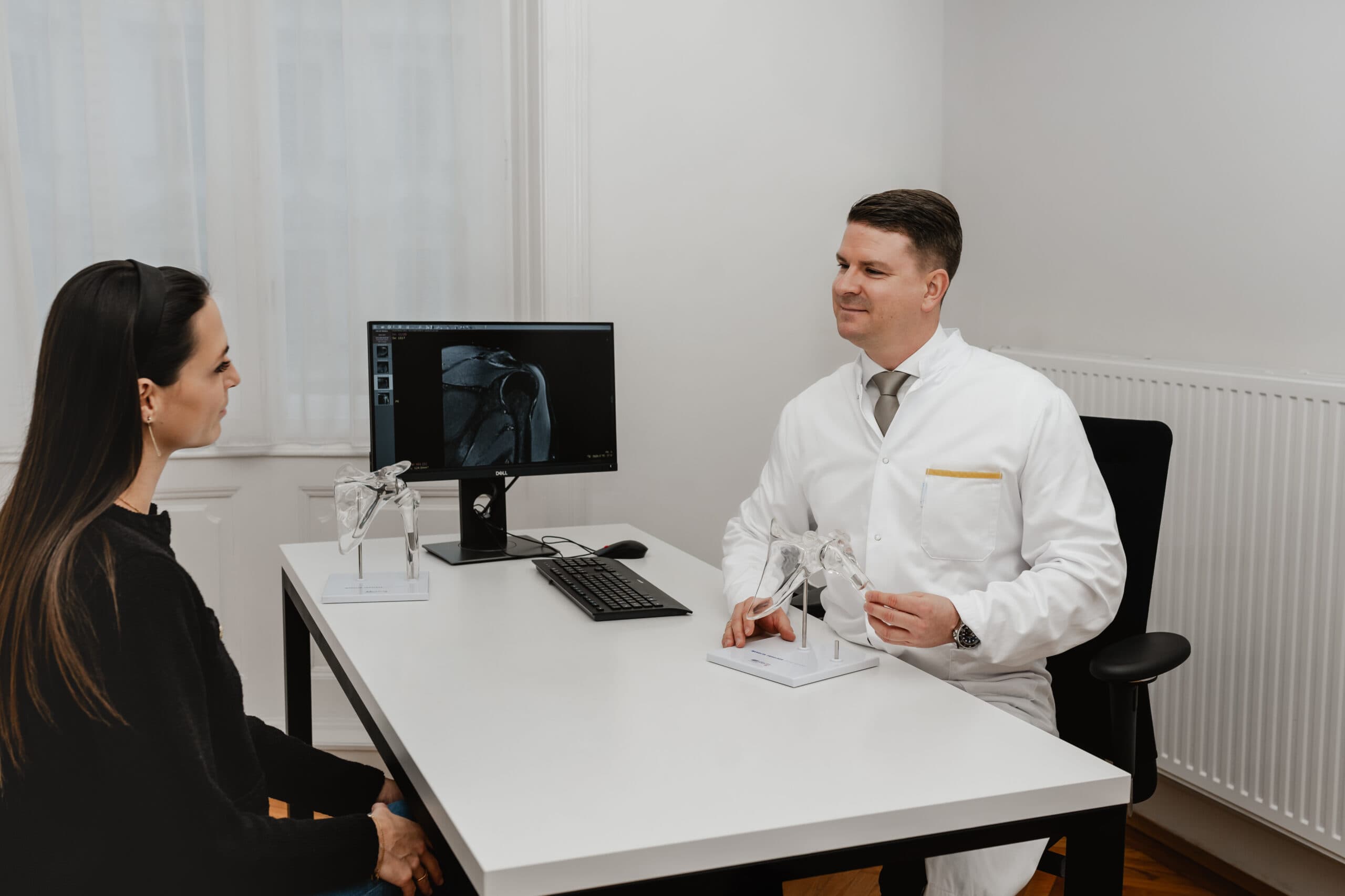 Dr. Otrel im Gespräch mit einem Patienten