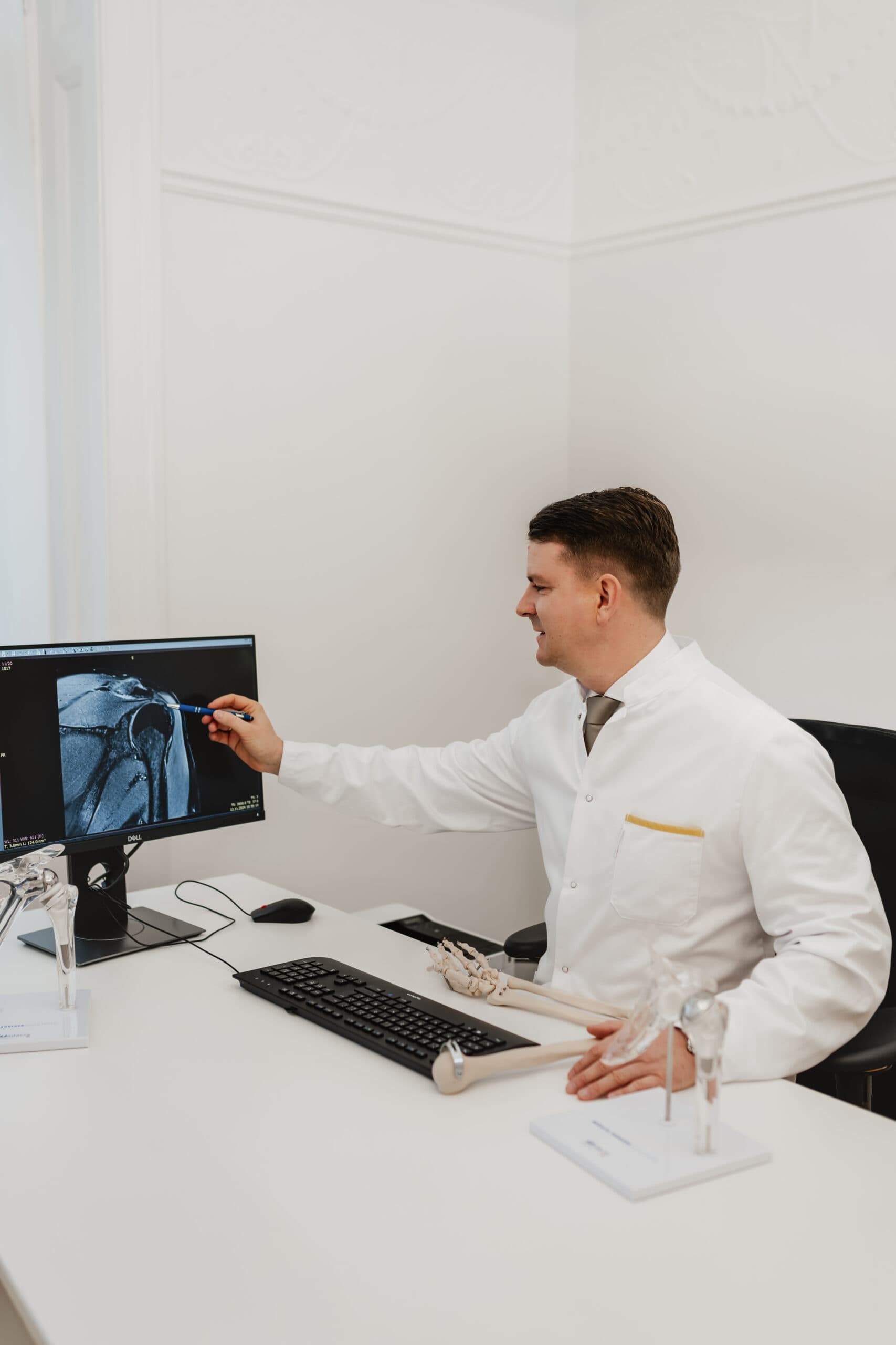 Dr. Otrel erklärt anhand eines anatomischen Modells